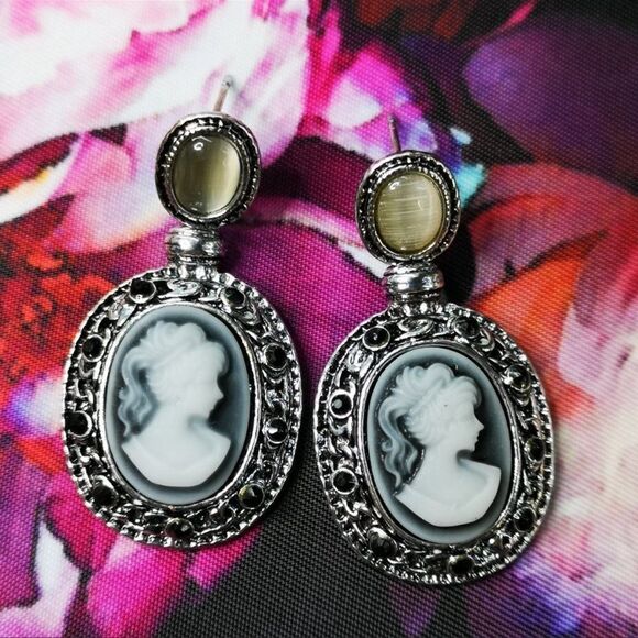 Brand New Silver Tone Cameo Dangle Earrings - Picture 1 of 2